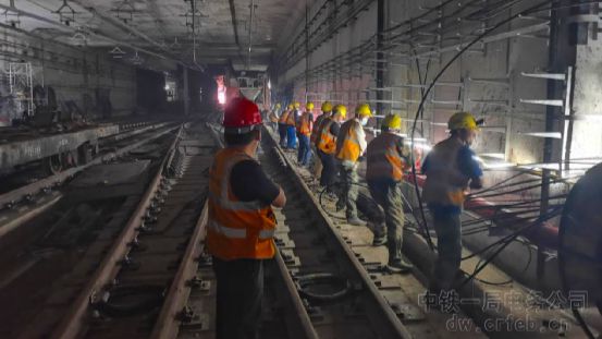 上海地铁隧道工程十四号开始运营
